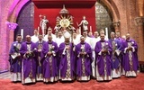 Wspólne zdjęcie z biskupem i moderatorami MWSD.