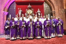 Wspólne zdjęcie z biskupem i moderatorami MWSD.