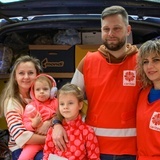 Samochód i dary od Caritas dla Chersonia
