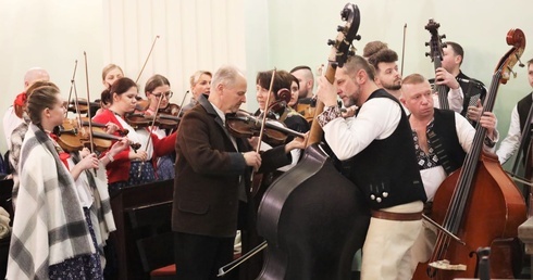 Muzycy z różnych kapel tradycyjnie grali i modlili się wspólnie.