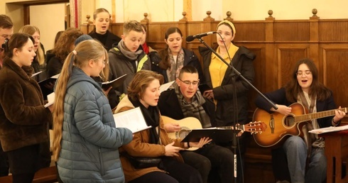 Schola dekanalna poprowadziła śpiew podczas Eucharystii.