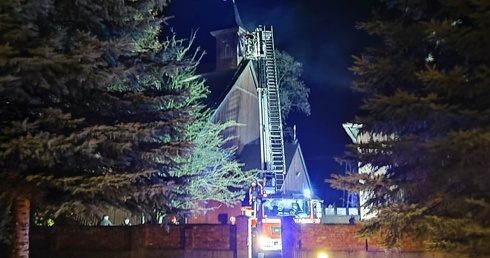 W modrzewiowym kościele w Chynowie spłonęła zakrystia