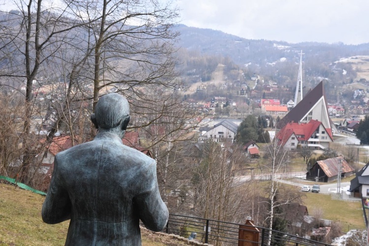 Figura ks. Blachnickiego i panorama Krościenka z kościołem parafialnym w tle, gdzie spoczywa ciało kapłana.