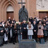 Uczestnicy publicznej modlitwy za wstawiennictwem papieża Polaka.
