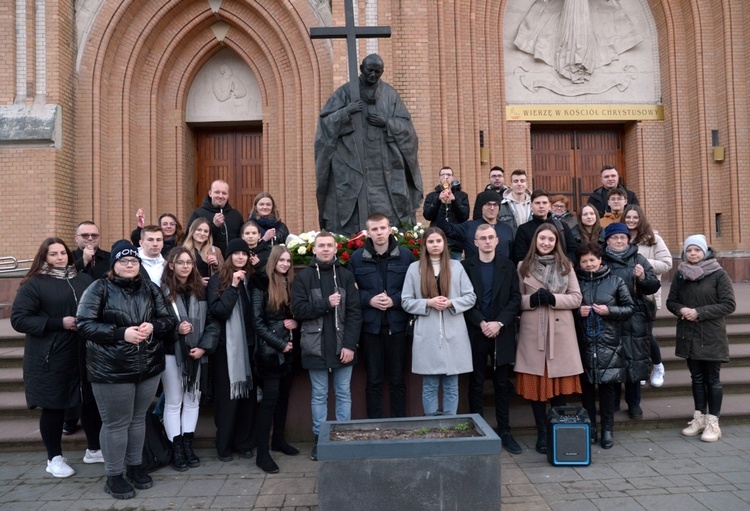 Uczestnicy publicznej modlitwy za wstawiennictwem papieża Polaka.