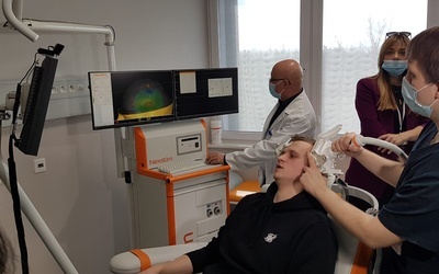 Katowice. Lekarze z UCK mają urządzenie do mapowania mózgu. Ważne dla pacjentów z guzami