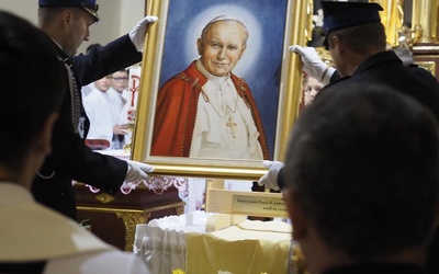 Pomocą w sztafecie mają być obrazy i relikwie św. Jana Pawła II.