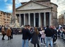Rzym. Bilet wstępu do Panteonu, ale nie na nabożeństwa