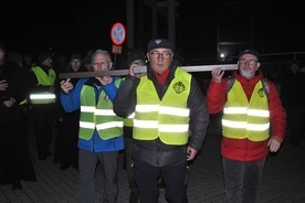 Panowie nieśli misyjny krzyż.