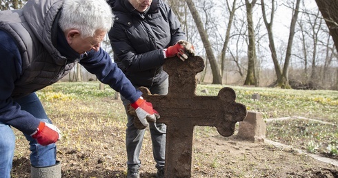 Sprawa szacunku. W Koziej Górze porządkują ewangelicki cmentarz 