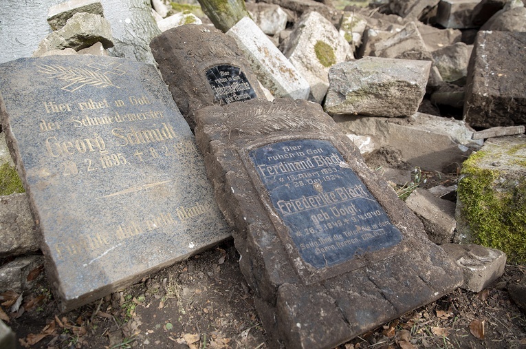 Porządkowanie cmentarza w Koziej Górze