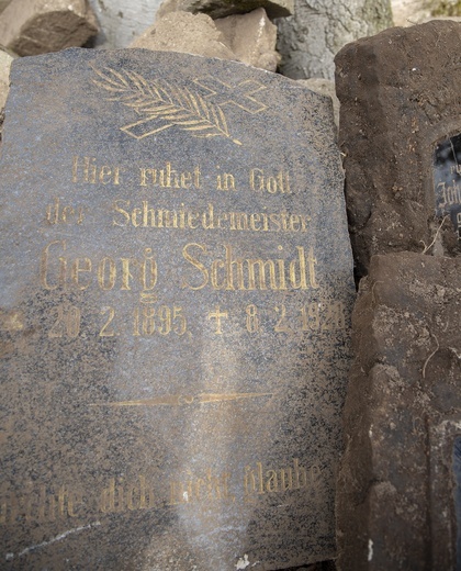 Porządkowanie cmentarza w Koziej Górze