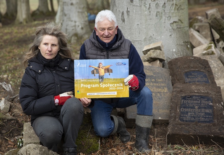 Porządkowanie cmentarza w Koziej Górze