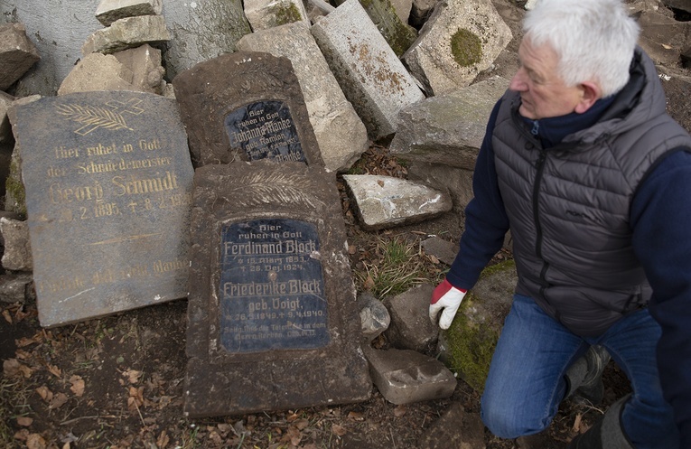 Porządkowanie cmentarza w Koziej Górze