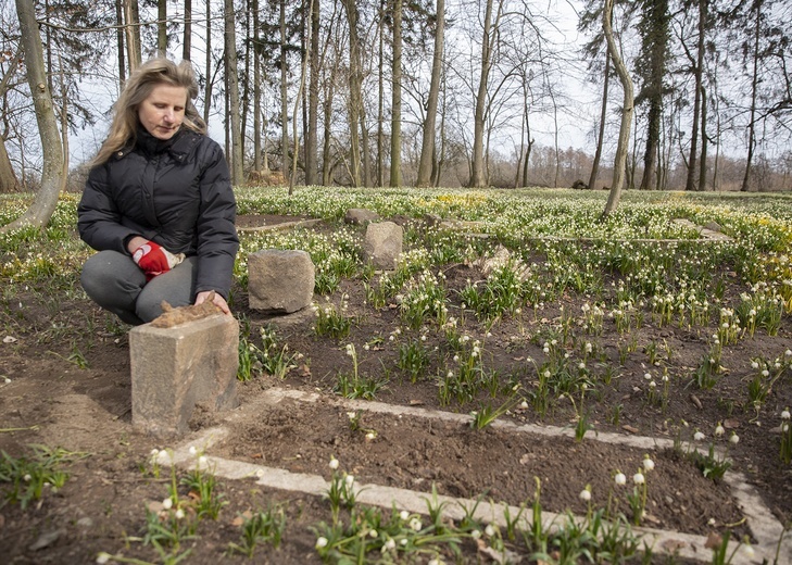 Porządkowanie cmentarza w Koziej Górze