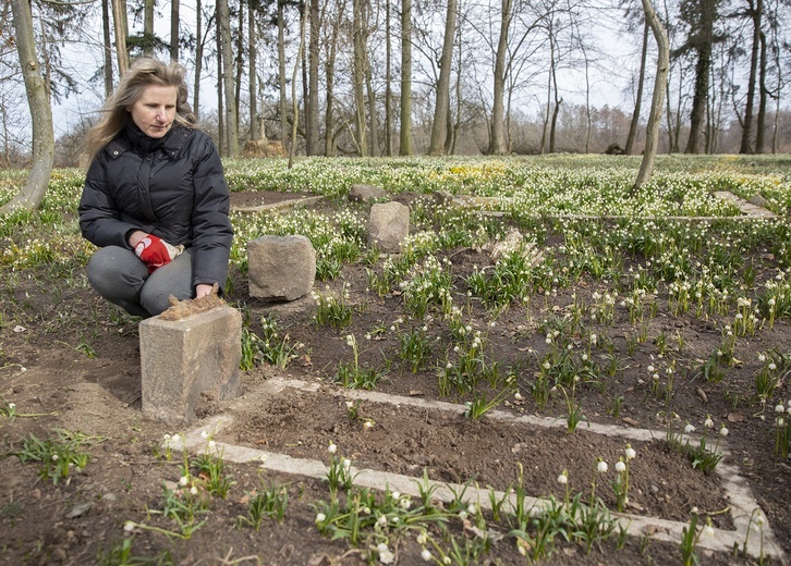 Porządkowanie cmentarza w Koziej Górze