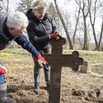 Porządkowanie cmentarza w Koziej Górze