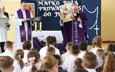 Biskup Antoni Długosz, senior częstochowski, odprawił Mszę św. i wygłosił homilię.