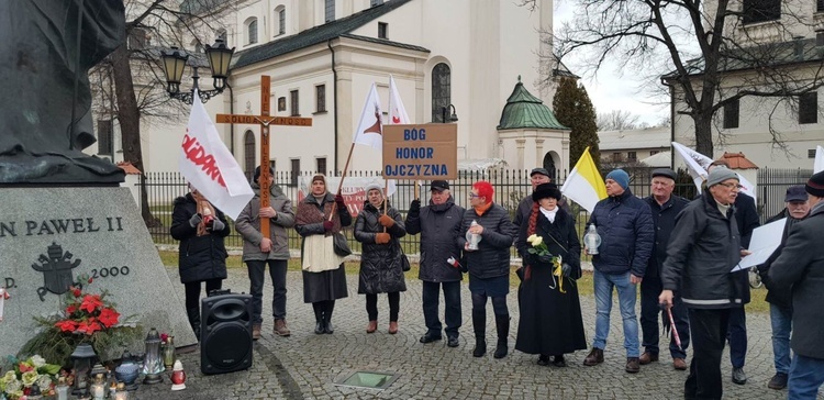 W Łowiczu czuwanie przed statuą św. Jana Pawła II zorganizował NSZZ "Solidarność" oddział w Łowiczu. 