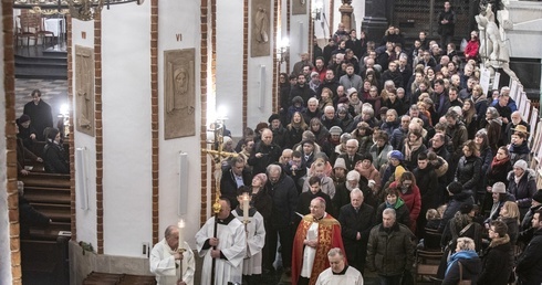 Kard. Nycz poświęcił stacje drogi krzyżowej w archikatedrze warszawskiej