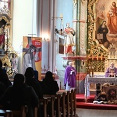 Biskup wraz z siostrami modlił się w świdnickim sanktuarium św. Józefa.