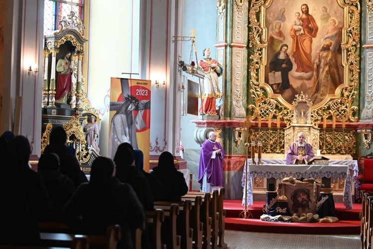Biskup wraz z siostrami modlił się w świdnickim sanktuarium św. Józefa.