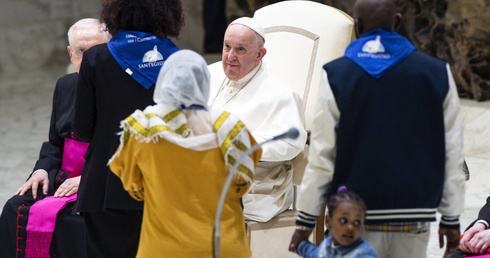 Wzruszony papież przyjął uchodźców przybywających korytarzami humanitarnymi