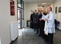 Dom poświęcił bp Marek Solarczyk. Obok ks. Wiesław Lenartowicz, Andrzej Anasiak i Leszek Waksmundzki.