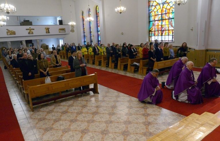 Msza św. w kaplicy radomskiego seminarium. W Eucharystii ze służbą zdrowia, która wzięła udział w dniu skupienia, uczestniczyli studenci Instytutu Teologicznego. 
