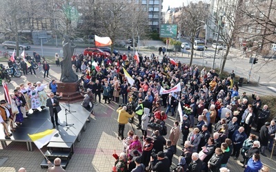 Katowice. Kilkaset osób manifestowało w obronie Jana Pawła II