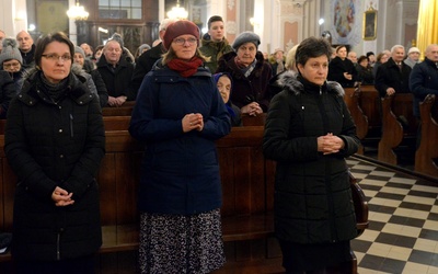 Bezhabitowe zakonnice na Mszy św. w opoczyńskiej kolegiacie. Od lewej: s. Joanna Ksyta, s. Małgorzata Kobylarz i s. Beata Kępka.