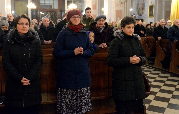 Bezhabitowe zakonnice na Mszy św. w opoczyńskiej kolegiacie. Od lewej: s. Joanna Ksyta, s. Małgorzata Kobylarz i s. Beata Kępka.