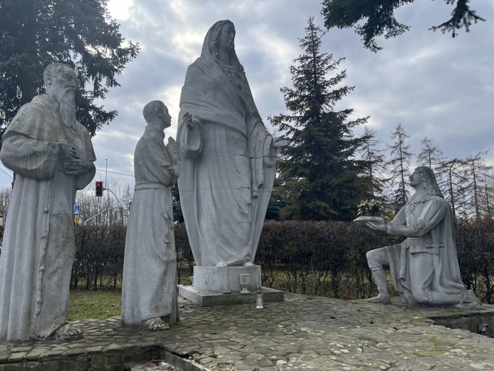 Figury przy kościele w Mościcach mają interesującą historię.