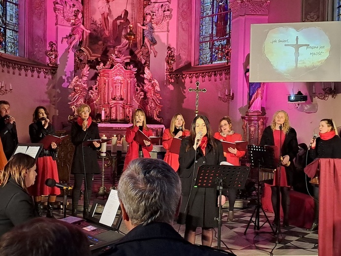 Ząbkowice Śl. Koncert "Jak śmierć potężna jest miłość"