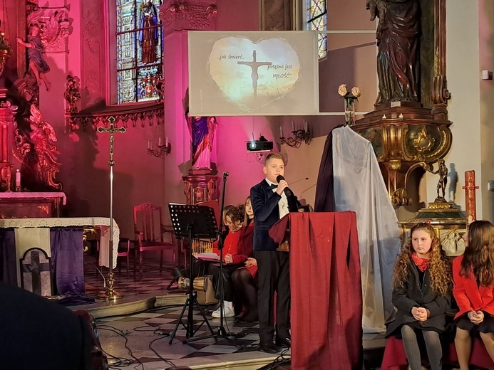 Ząbkowice Śl. Koncert "Jak śmierć potężna jest miłość"