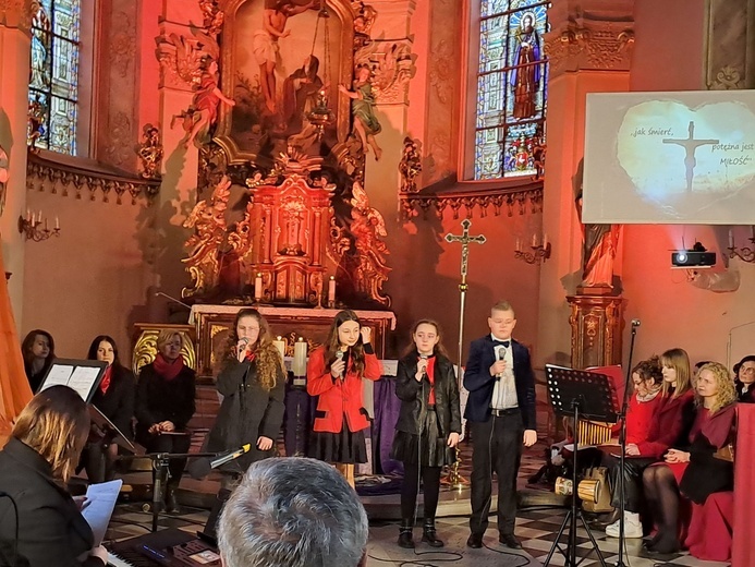 Ząbkowice Śl. Koncert "Jak śmierć potężna jest miłość"