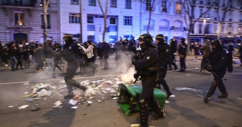 Francja: Reforma emerytalna przyjęta; policja w Paryżu użyła gazu łzawiącego wobec protestujących