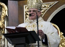 Biskup w czasie Mszy św. w uroczystość św. Józefa Obl. NMP.