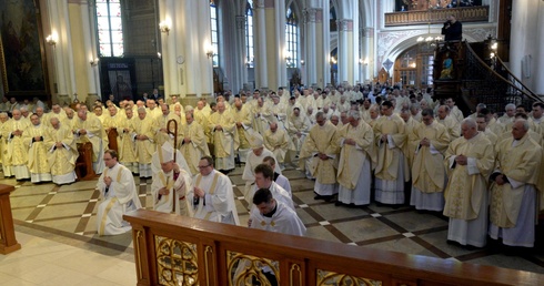 Wspólnota radomskich kapłanów na Mszy św. w Wielki Czwartek w katedrze. Eucharystii przewodniczy bp Marek Solarczyk.