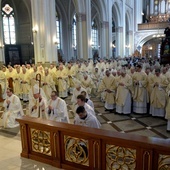 Wspólnota radomskich kapłanów na Mszy św. w Wielki Czwartek w katedrze. Eucharystii przewodniczy bp Marek Solarczyk.