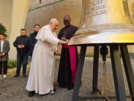 Papież Franciszek poświęcił kolejny dzwon z Polski „Głos Nienarodzonych”