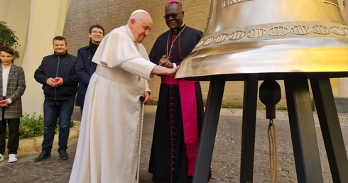 Papież Franciszek poświęcił kolejny dzwon z Polski „Głos Nienarodzonych”