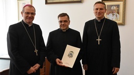 Ks. Andrzej Wiejak (w środku) został nowym proboszczem parafii pw. św. Marcina z Tours w Łebczu.