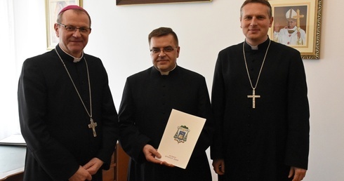 Ks. Andrzej Wiejak (w środku) został nowym proboszczem parafii pw. św. Marcina z Tours w Łebczu.