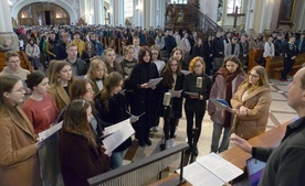 Spotkania muzycznie animuje grupa złożona z uczniów radomskich szkół średnich.