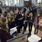 Spotkania muzycznie animuje grupa złożona z uczniów radomskich szkół średnich.