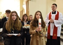 Procesja z darami w kościele pw. Miłosierdzia Bożego w Tarnowie.