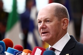 Kanclerz Scholz: Niemcy i UE na dobrej drodze do znalezienia rozwiązania problemu samochodów z silnikiem spalinowym