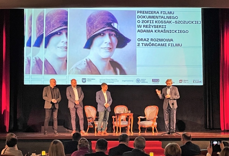 Twórcy filmu o Zofii Kossak podczas ekranowej premiery w Katowicach w lutym 2023 r. 