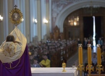 Bp Marek Solarczyk udziela uczestnikom rekolekcji błogosławieństwa Najświętszym Sakramentem.